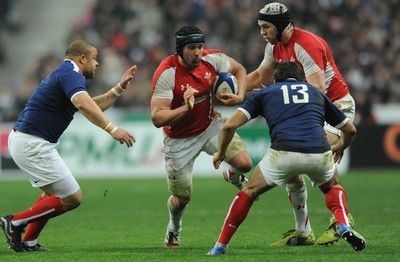 19.03.11 - France v Wales - RBS Six Nations 2011 - Jonathan Thomas of Wales takes on Luc Ducalcon and David Marty of France. 