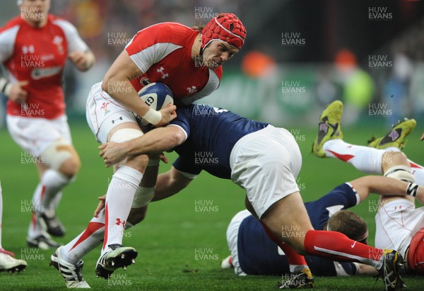 19.03.11 - France v Wales - RBS Six Nations 2011 - Alun Wyn Jones of Wales takes on William Servat of France. 