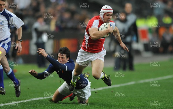 19.03.11 - France v Wales - RBS Six Nations 2011 - Leigh Halfpenny of Wales is tackled by Francois Trinh-Duc of France. 