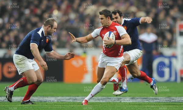 19.03.11 - France v Wales - RBS Six Nations 2011 - Lee Byrne of Wales breaks through the French defence. 