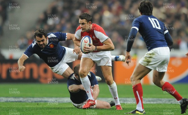 19.03.11 - France v Wales - RBS Six Nations 2011 - Lee Byrne of Wales breaks through the French defence. 