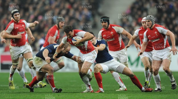 19.03.11 - France v Wales - RBS Six Nations 2011 - Jamie Roberts of Wales breaks through. 