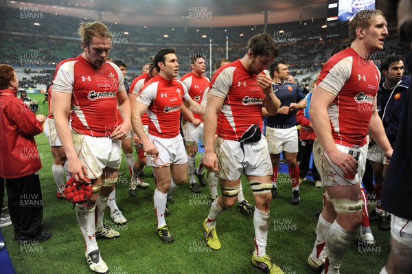 19.03.11 - France v Wales - RBS Six Nations 2011 - Wales players look dejected as they leave the field. 