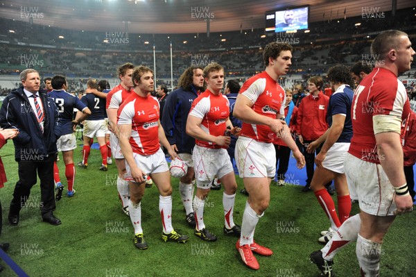 19.03.11 - France v Wales - RBS Six Nations 2011 - Wales players look dejected as they leave the field. 