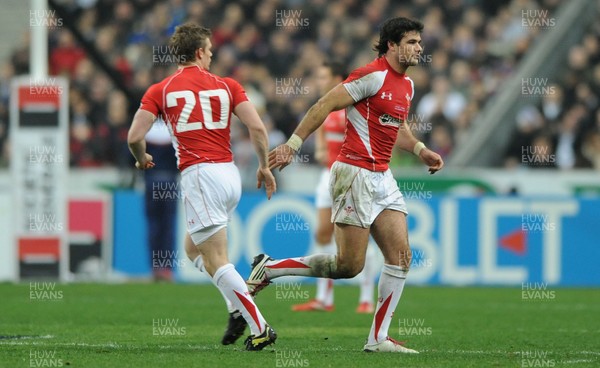 19.03.11 - France v Wales - RBS Six Nations 2011 - Mike Phillips of Wales is replaced by Dwayne Peel. 