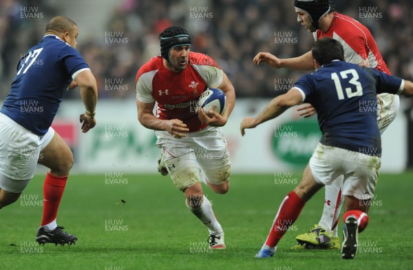 19.03.11 - France v Wales - RBS Six Nations 2011 - Jonathan Thomas of Wales takes on Luc Ducalcon and David Marty of France. 