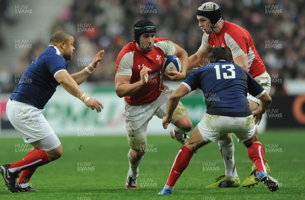 19.03.11 - France v Wales - RBS Six Nations 2011 - Jonathan Thomas of Wales takes on Luc Ducalcon and David Marty of France. 