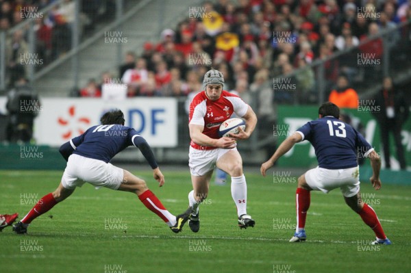 19.03.11 France v Wales ... Wales Jo athan Davies takes on France's Francois Trinh-Duc and France's David Marty. 