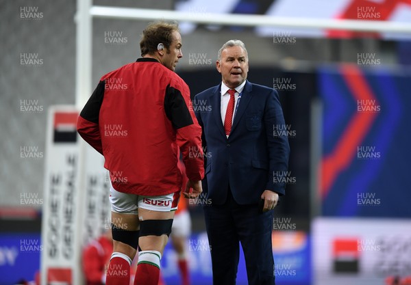 200321 - France v Wales - Guinness Six Nations - Alun Wyn Jones of Wales and head coach Wayne Pivac during the warm up