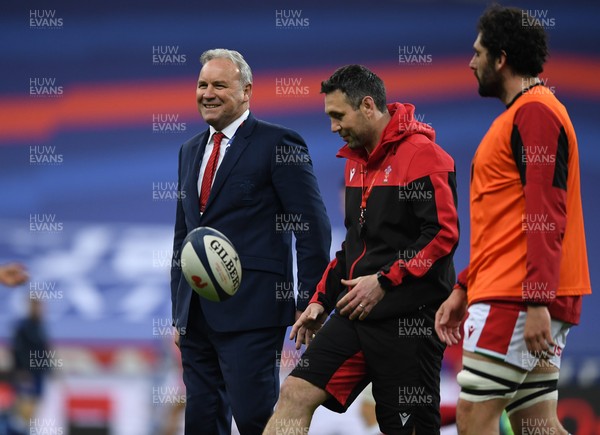 200321 - France v Wales - Guinness Six Nations - Wales head coach Wayne Pivac and Stephen Jones during the warm up