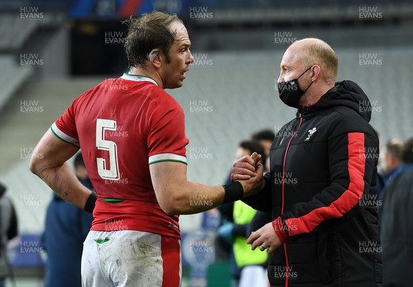 200321 - France v Wales - Guinness Six Nations - Alun Wyn Jones of Wales and Team Manager Martyn Williams at full time