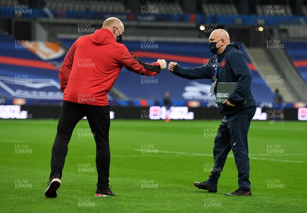241020 - France v Wales - International Rugby Union - Martyn Williams and France defence coach Shaun Edwards