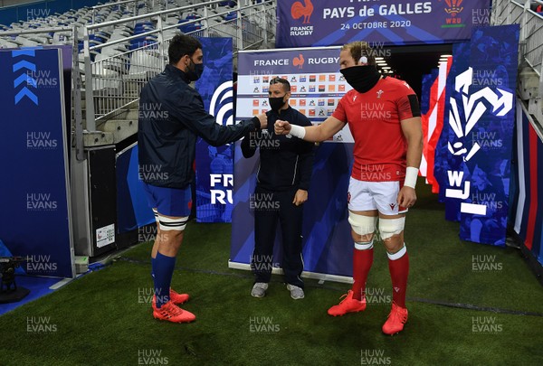 241020 - France v Wales - International Rugby Union - Charles Ollivon of France and Alun Wyn Jones of Wales at the coin toss