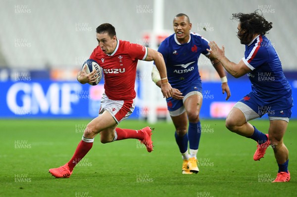 241020 - France v Wales - International Rugby Union - Josh Adams of Wales makes a break