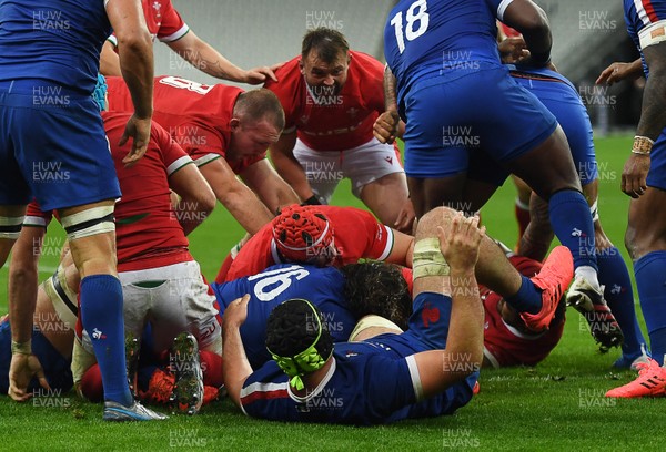 241020 - France v Wales - International Rugby Union - Nicky Smith of Wales scores a try as the pack push him over the line