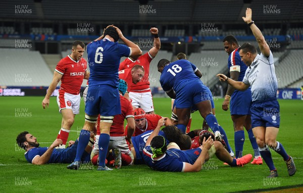 241020 - France v Wales - International Rugby Union - Nicky Smith of Wales scores a try as the pack push him over the line