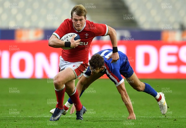 241020 - France v Wales - International Rugby Union - Nick Tompkins of Wales makes a break