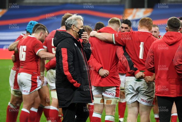 241020 - France v Wales - International Rugby Union - Wales head coach Wayne Pivac with the team at full time