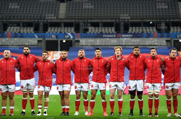 241020 - France v Wales - International Rugby Union - Dillion Lewis, Cory Hill, Rhys Webb, Nicky Smith, Sam Parry, Louis Rees-Zammit, Rhys Patchell, Taulupe Faletau, Justin Tipuric and Ryan Elias during the anthems