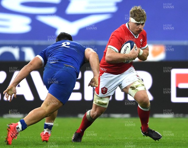241020 - France v Wales - International Rugby Union - Aaron Wainwright of Wales takes on Julien Marchand of France