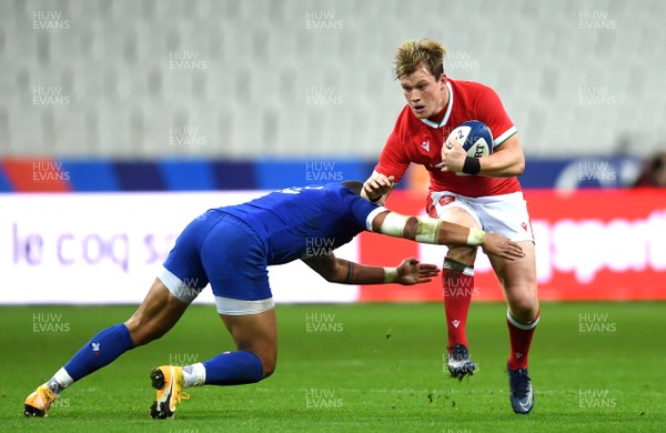 241020 - France v Wales - International Rugby Union - Nick Tompkins of Wales is tackled by Gael Fickou of France