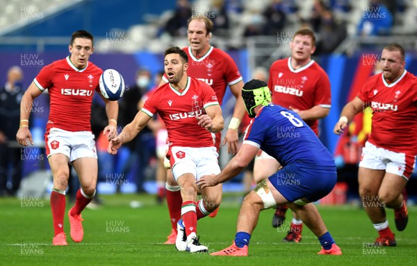 241020 - France v Wales - International Rugby Union - Rhys Webb of Wales gets the ball away as Gregory Alldritt of France tackles