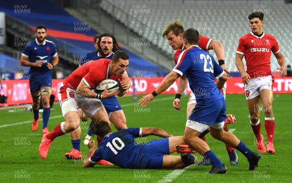 241020 - France v Wales - International Rugby Union - George North of Wales takes on Thomas Ramos of France