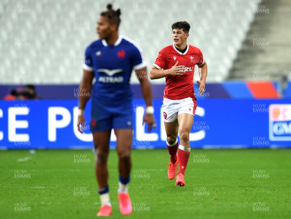 241020 - France v Wales - International Rugby Union - Teddy Thomas of France (left) and Louis Rees-Zammit of Wales