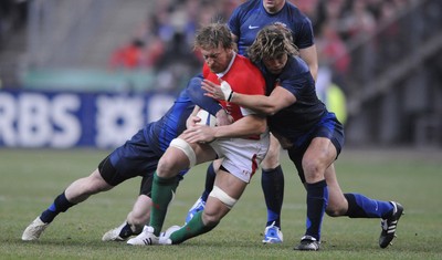 27.02.09 - France v Wales - RBS Six Nations 2009 - Wales' Andy Powell is held. 