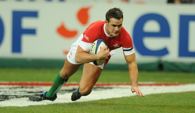 27.02.09 - France v Wales - RBS Six Nations 2009 - Wales' Lee Byrne runs in to score try. 