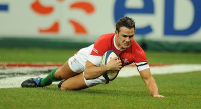 27.02.09 - France v Wales - RBS Six Nations 2009 - Wales' Lee Byrne runs in to score try. 