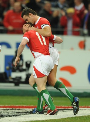 27.02.09 - France v Wales - RBS Six Nations 2009 - Wales' Lee Byrne celebrates his try with Shane Williams. 