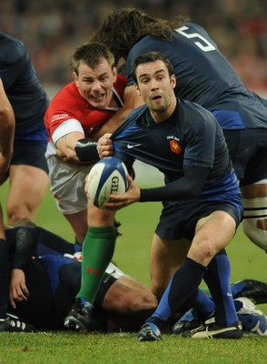 27.02.09 - France v Wales - RBS Six Nations 2009 - France's Morgan Parra is held by Matthew Rees. 