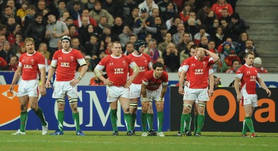27.02.09 - France v Wales - RBS Six Nations 2009 - Wales players look dejected after a French try. 