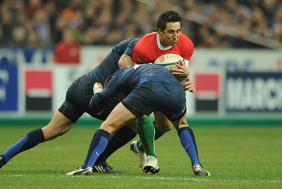 27.02.09 - France v Wales - RBS Six Nations 2009 - Wales' Gavin Henson is held. 