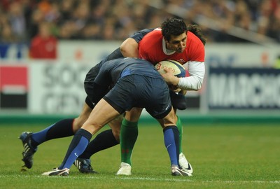 27.02.09 - France v Wales - RBS Six Nations 2009 - Wales' Gavin Henson is held. 
