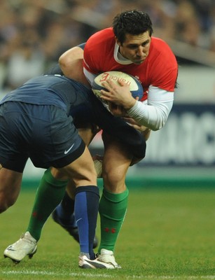 27.02.09 - France v Wales - RBS Six Nations 2009 - Wales' Gavin Henson is held. 