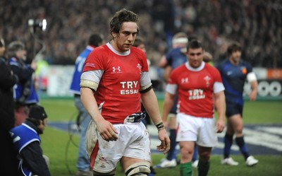27.02.09 - France v Wales - RBS Six Nations 2009 - Wales' Ryan Jones looks dejected at the end of the game. 