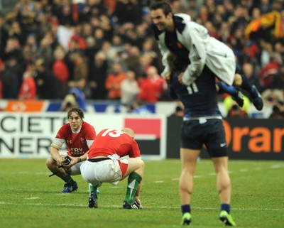 27.02.09 - France v Wales - RBS Six Nations 2009 - Wales' Ryan Jones and Tom Shanklin look dejected at the end of the game as France players celebrate. 