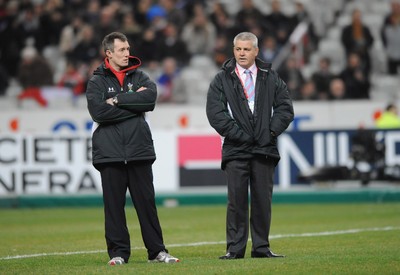 27.02.09 - France v Wales - RBS Six Nations 2009 - Wales backs coach Rob Howley and head coach Warren Gatland look on before kick off. 