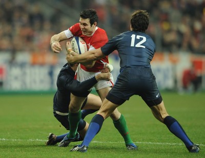 27.02.09 - France v Wales - RBS Six Nations 2009 - Wales' Stephen Jones is tackled by France's Francois Trinh-Duc and Yannick Jauzion. 
