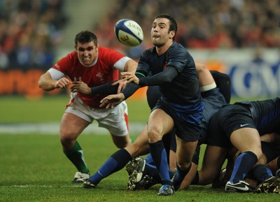 27.02.09 - France v Wales - RBS Six Nations 2009 - France's Morgan Parra feeds the ball out. 