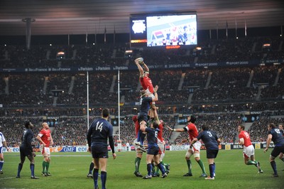 27.02.09 - France v Wales - RBS Six Nations 2009 - Wales' Ryan Jones wins line-out ball. 