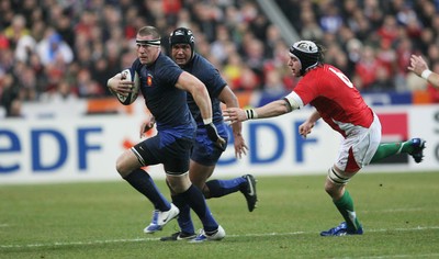 27.02.09 France v Wales... France's Imanol Harinordoquy is chased by Ryan Jones. 
