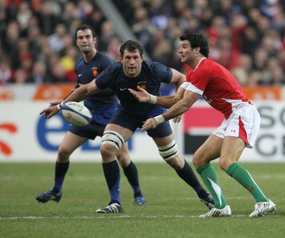27.02.09 France v Wales... Wales' Mike Phillips releases the ball in front of France's Lionel Nallet. 