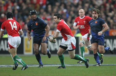 27.02.09 France v Wales... Wales' Stephen Jones releases the ball. 