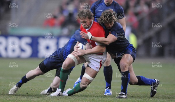 27.02.09 - France v Wales - RBS Six Nations 2009 - Wales' Andy Powell is held. 
