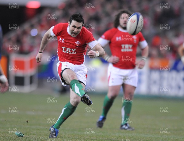 27.02.09 - France v Wales - RBS Six Nations 2009 - Wales' Stephen Jones kicks at goal. 