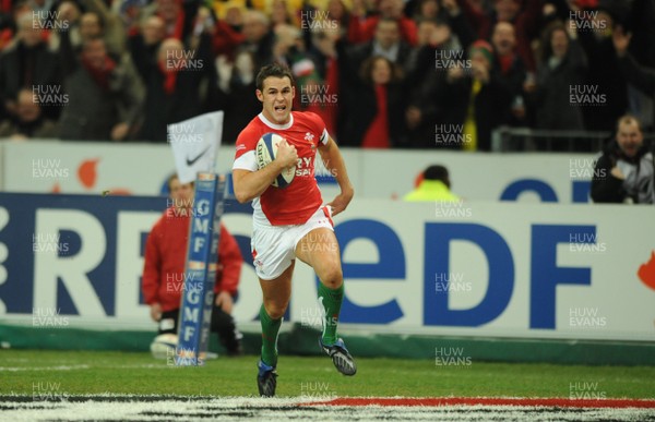 27.02.09 - France v Wales - RBS Six Nations 2009 - Wales' Lee Byrne runs in to score try. 