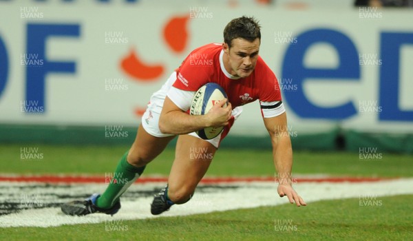 27.02.09 - France v Wales - RBS Six Nations 2009 - Wales' Lee Byrne runs in to score try. 